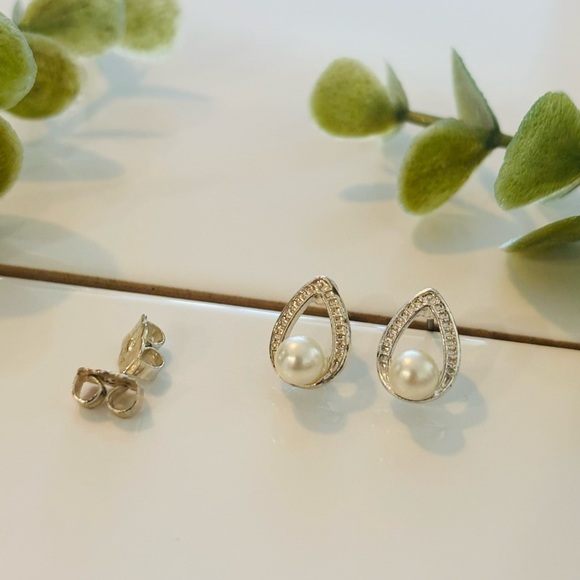 Avon Jewelry - Avon 1980’s Silver Pearl Drop Earrings